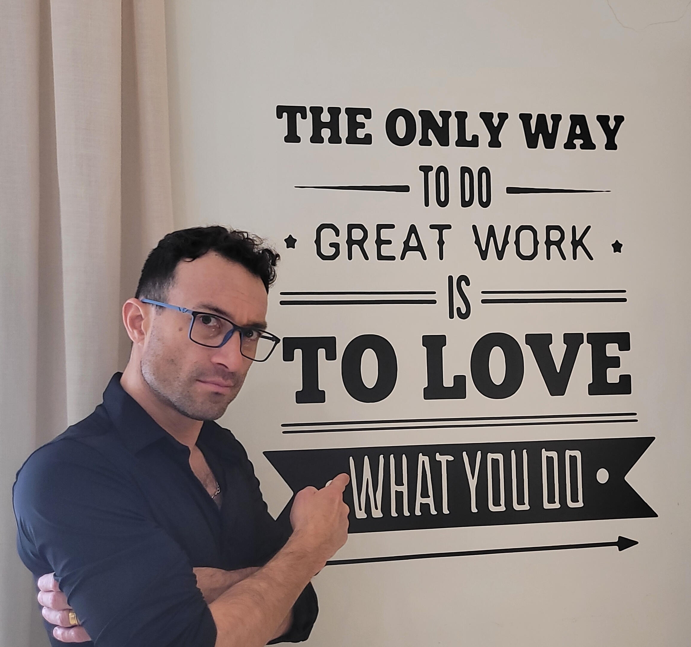 Ricardo working Ricardo Buriticá trabajando: está secando un cabello cobrizo largo.