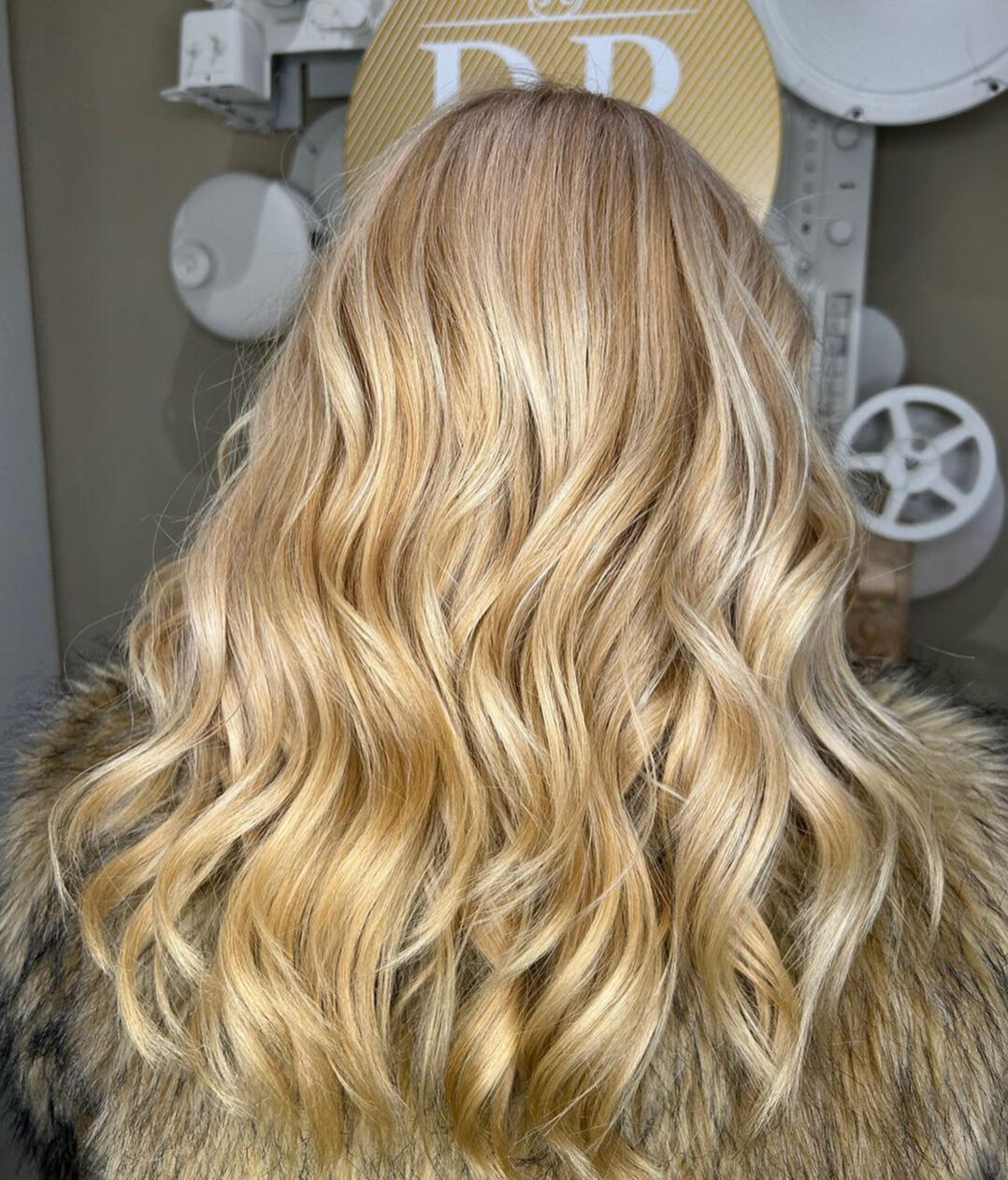 Cabello Rubio con Ondas Cabello rubio con ondas de una clienta de Ricardo